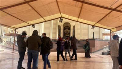 توافد المعزين على مسجد المشير للمشاركة بجنازة ياسر رزق | صور