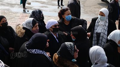انهيار زوجة ياسر رزق خلال تشييع جنازته | فيديو 