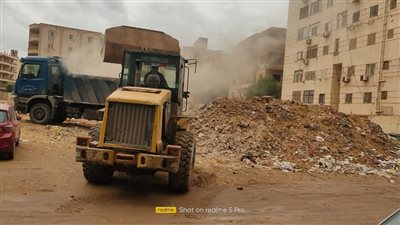 لحظة رفع 900 طن مخلفات ورتش من قطع أراضي فضاء بحدائق الأهرام | صور 