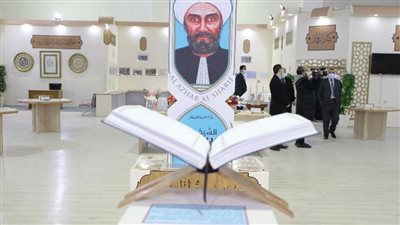 الأزهر يدعم المكفوفين بمصحف برايل في جناحه بمعرض الكتاب | صور 