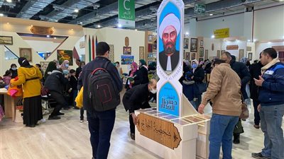 عروض السيرك تخطف أنظار جمهور معرض الكتاب.. وجناح خاص لكتب بجنيه واحد | صور وفيديو