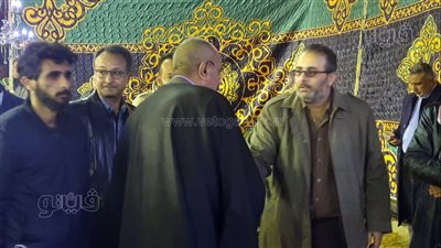 تماسك شقيق الكاتب الصحفي ياسر رزق خلال مراسم العزاء بالإسماعيلية| صور