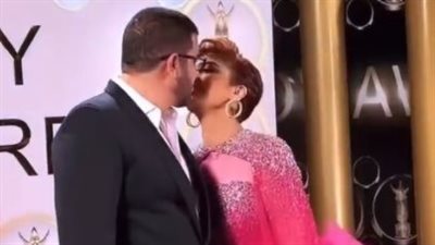 أصالة تثير الجدل بقبلتها لزوجها فى حفل Joy awards وانتقادات حادة من الجمهور