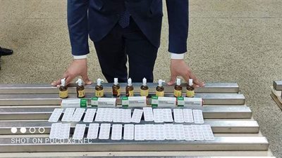 تحقيقات موسعة في محاولة راكب تهريب مخدرات بمطار القاهرة