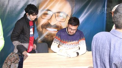 طوابير من جمهوره.. أحمد يونس يوقع أعماله في معرض القاهرة للكتاب | فيديو وصور