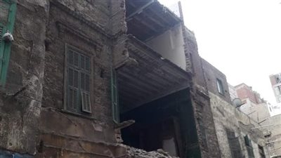 بسبب الطقس السيئ.. انهيار أجزاء من عقار بالإسكندرية 