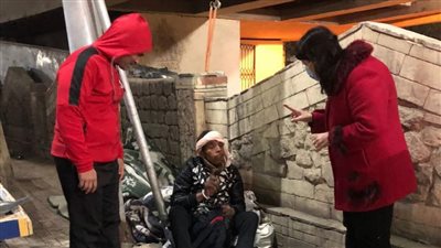 محافظ بني سويف يوجه بنقل شخص بلا مأوى لدار فاقدي الرعاية |صور