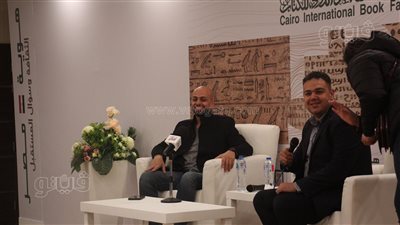 رواياته هي الحياة.. رسالة مؤثرة لـ أحمد مراد من والدته بمعرض الكتاب