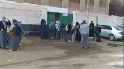 توافد طالبات أولى ثانوي لأداء امتحان اللغة الأجنبية الأولي | فيديو