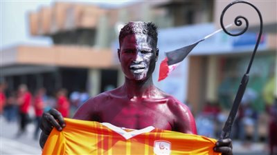 جماهير الكاميرون تظهر بتيشيرتات فاركو بـ