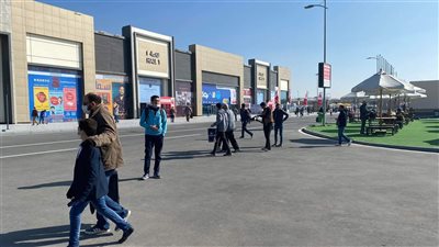 وسط إجراءات احترازية مشددة.. توافد زوار معرض القاهرة للكتاب في ثالث أيامه | صور 