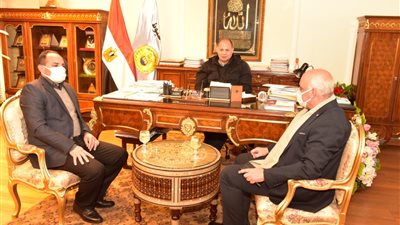 محافظ أسيوط يلتقي وفد وزارة المالية لمناقشة خفض عجز الموازنة 