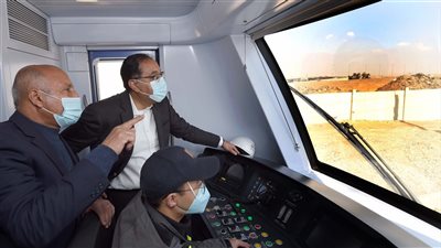 تشغيل تجريبي.. مدبولي يستقل أحد القطارات الكهربائية من محطة الشروق حتي بدر | صور وفيديو 