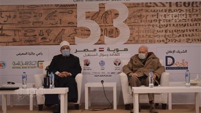 أستاذ بلاغة مهاجمًا العقاد: ديوان 