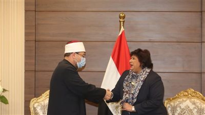 إيناس عبد الدايم تلتقي وزير الأوقاف بمعرض الكتاب