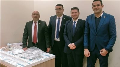 ضبط راكب حاول تهريب إبر ولواصق علاج طبيعي بمطار القاهرة
