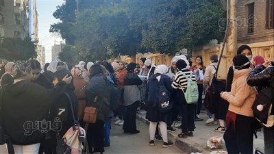 القلق يرتسم على طلاب الإعدادية بالإسماعيلية قبل امتحان الجبر | فيديو