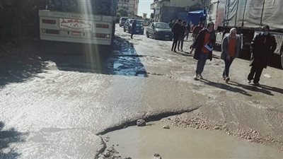 غضب طلاب الإعدادية في الإسكندرية بسبب الطين وبرك مياه الأمطار بمحيط المدارس | صور 