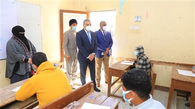 محافظ سوهاج يتفقد لجان امتحانات الشهادة الإعدادية | صور 