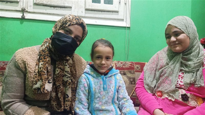 محررة فيتو مع الطفلة