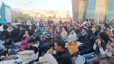 إقبال كبير من رواد معرض الكتاب على مشاهدة مباراة مصر والمغرب | صور