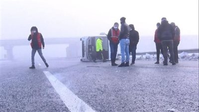 الطقس السيئ يتسبب في انقلاب سيارة شرطة وإصابة 10 أفراد بتركيا