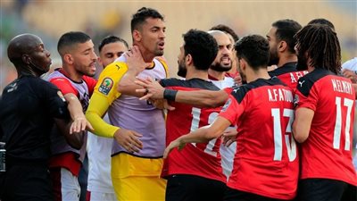اشتباكات بين لاعبي مصر والمغرب بعد كرة مشتركة 