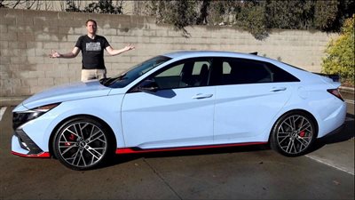 هيونداي إلنترا إن تتفوق على سوبارو من حيث المظهر والمقصورة الداخلية | فيديو