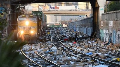 سرقة عشرات الأسلحة من قطارات الشحن في لوس أنجلوس