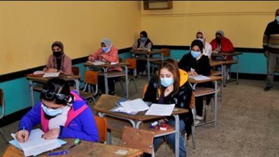 طلاب إعدادية القاهرة والجيزة يؤدون اليوم امتحان 