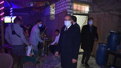 مداهمة مقهى بدون ترخيص ومصادرة 100 شيشة وإزالة المكان بالكامل بالمنيا