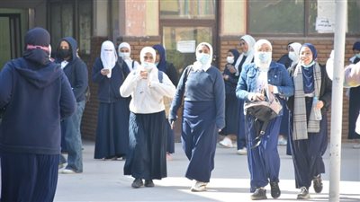 وسط الأمطار.. دخول طالبات أولى ثانوي لأداء امتحاني الفلسفة والفيزياء بالقاهرة | فيديو