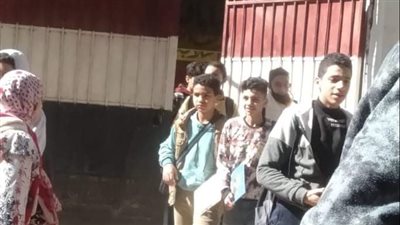 فرحة بين طلاب الإعدادية بعد أداء امتحان اللغة الإنجليزية بالقليوبية