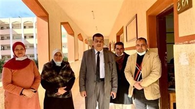 الوكيل الثقافي يتفقد امتحانات النقل الثانوي بمعهد فتيات سموحة في الإسكندرية