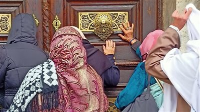 مدد يا حسين.. قلوب المصريين تتعلق بأسوار المسجد بعد فاجعة حريق الأمس | صور 