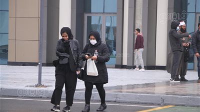 تزايد إقبال رواد معرض الكتاب بعد موجة الطقس السيئ في خامس أيامه | صور 