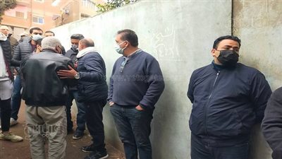 خالد بيومي يتلقى العزاء في شقيقه داخل المقابر برفقة نائب رئيس الزمالك |فيديو