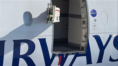 انفصال باب طائرة تابعة للخطوط الجوية البريطانية خلال إقلاعها بمطار دولي| صور