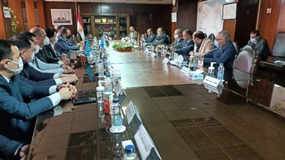 وفدا أوزباكستان والبحرين يشيدان بإنجازات قطاع الكهرباء المصري