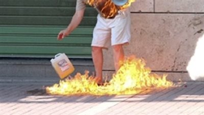 شاب إيطالي يحرق نفسه أمام الشرطة 