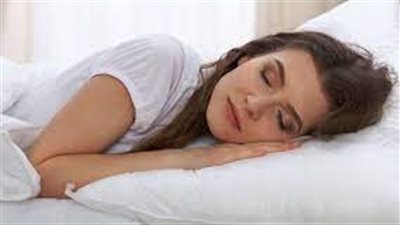 تفسير حلم تقبيل الزوجة لزوجها المتوفي في المنام وعلاقته بفعل الخير 