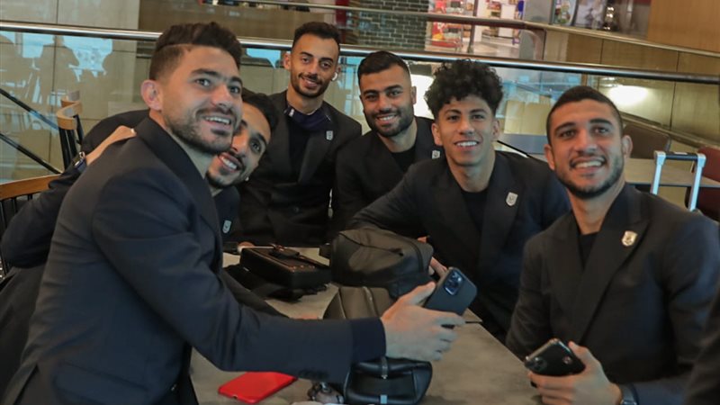 لاعبو الأهلي في مطار