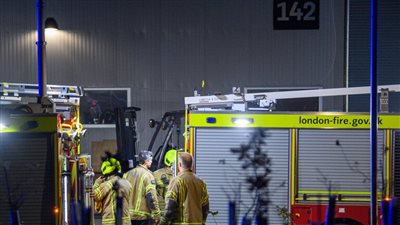 حريق هائل بأشهر برج في لندن.. والدفع بـ 10 سيارات إطفاء| فيديو