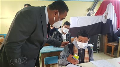 محافظ مطروح يوزع العصير على طلاب الشهادة الإعدادية أثناء الامتحان | فيديو 