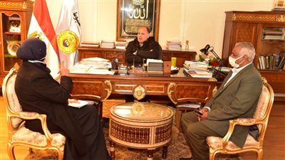 محافظ أسيوط يؤكد على تقديم الدعم المادي للأسر الأكثر احتياجًا 