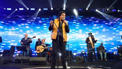 منير يطرب جمهوره بأشهر أغانيه الساحرة في حفل ضخم بالقاهرة الجديدة | صور