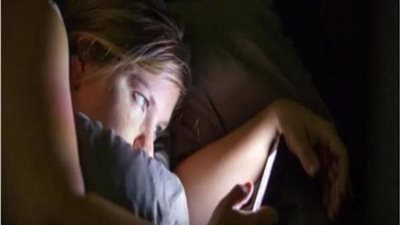 تصفح وسائل التواصل الاجتماعي قبل النوم يسبب الاكتئاب|فيديو 