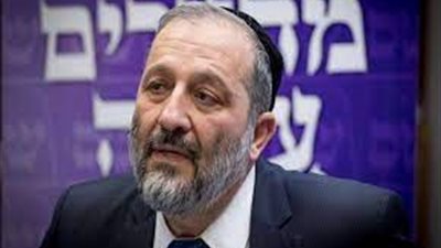 أقر بالذنب.. الحكم بالسجن والغرامة على وزير إسرائيلي في 5 قضايا فساد