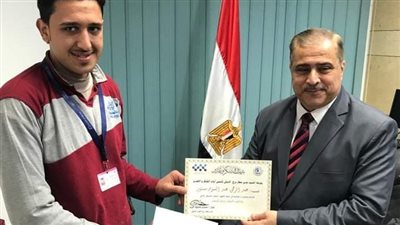 مطار برج العرب يكرم عاملا عثر على حقيبة أموال