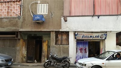 زوجان و5 أبناء ماتوا مخنوقين بغاز السخان.. مشاهد صادمة من أمام منزل الضحايا| فيديو